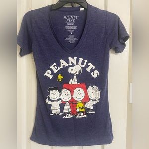 Like NEW! Mighty Fine Peanuts Snoopy Graphic V-neck Tee Tshirt Size small